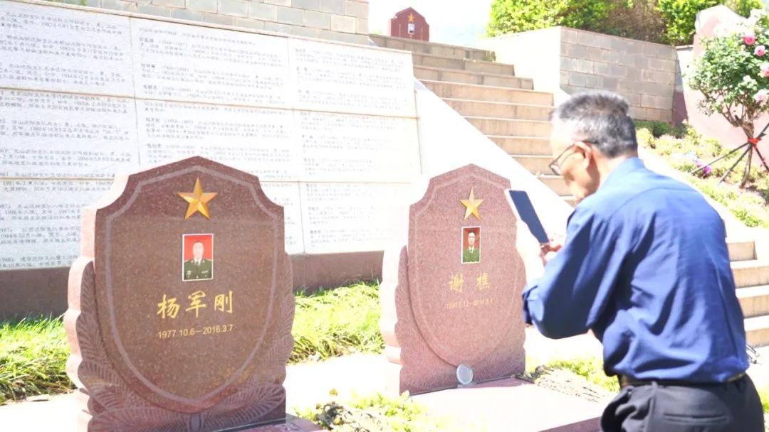 “每天每刻都想你” 烈士父亲千里赴祭 墓前哭成泪人 “每天每刻都想你” 烈士父亲千里赴祭 墓前哭成泪人