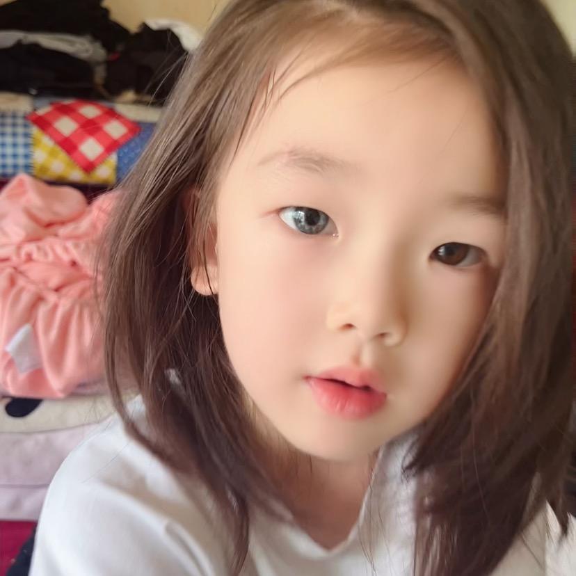 上饶6岁女孩天生异瞳，母亲曾担心会被同学笑话：人缘挺好，大家喜欢她