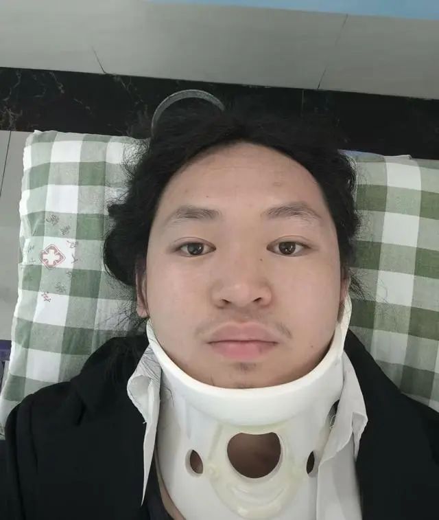 小伙见女生被偷拍上前阻止遭殴打,仍在医院接受治疗 小伙见女生被偷拍上前阻止遭殴打,仍在医院接受治疗