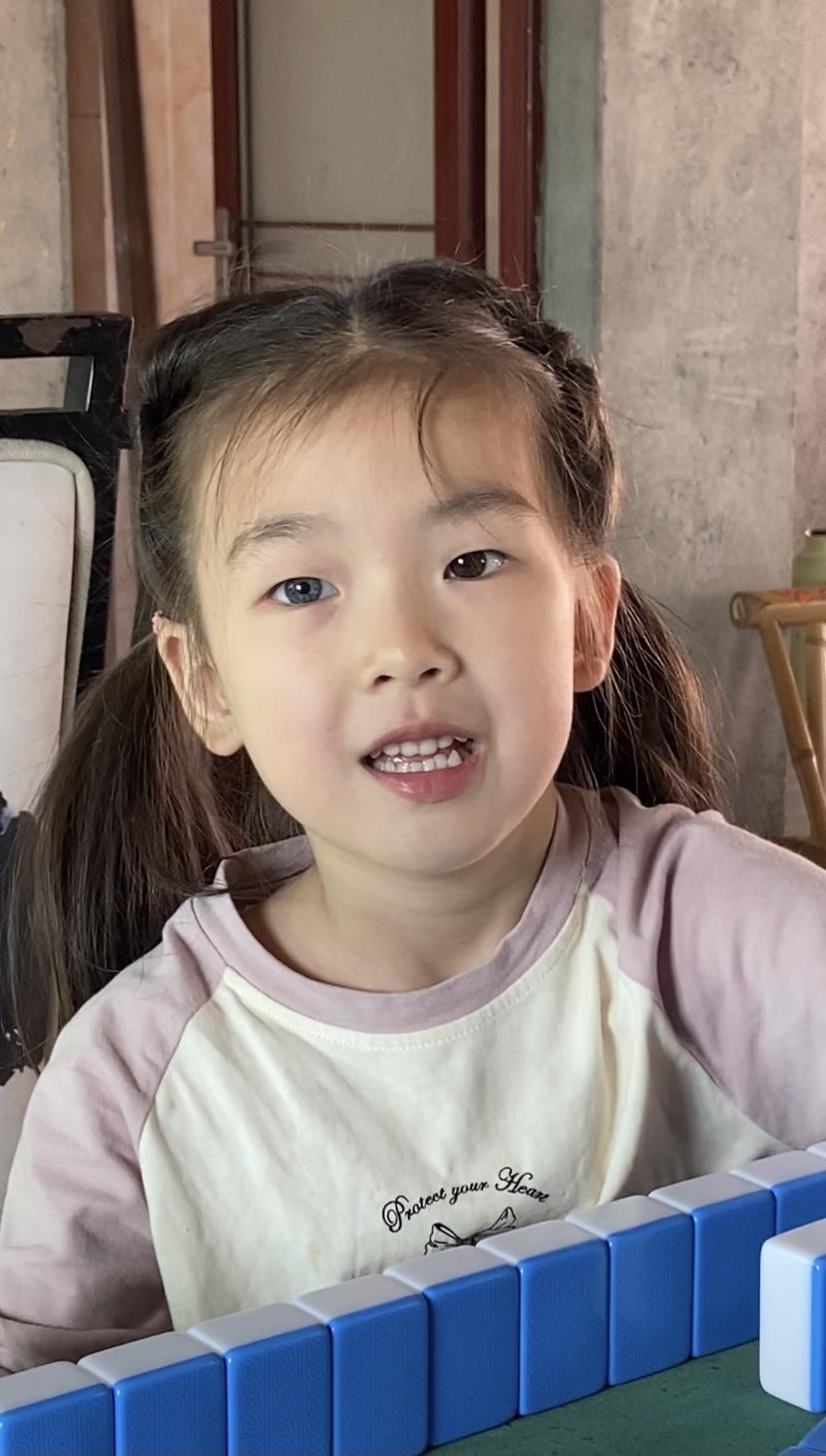 上饶6岁女孩天生异瞳，母亲曾担心会被同学笑话：人缘挺好，大家喜欢她