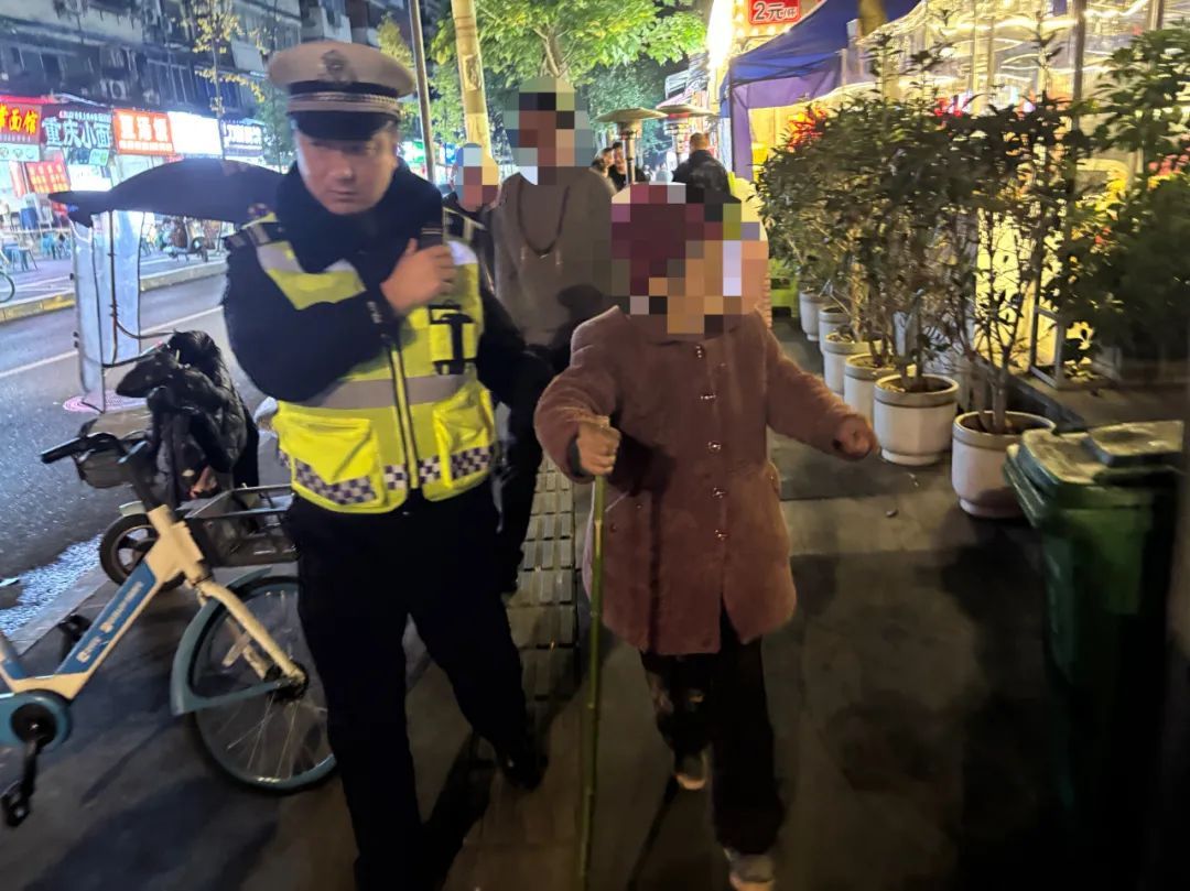 惊险！迷路老人走进三环主道 交警暖心护送阖家团圆