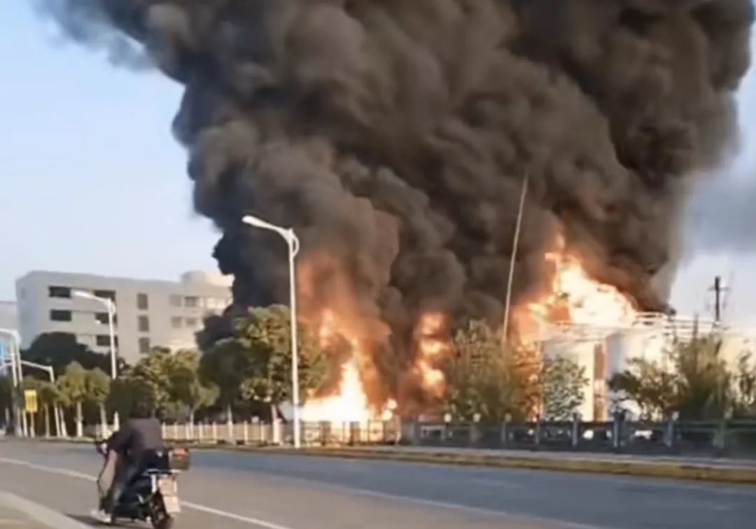 突发!上海一单位发生火灾,现场浓烟滚滚,消防通报 突发!上海一单位发生火灾,现场浓烟滚滚,消防通报