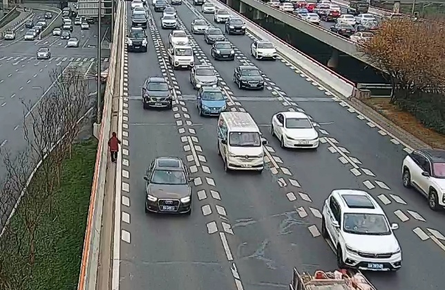 惊险！迷路老人走进三环主道 交警暖心护送阖家团圆