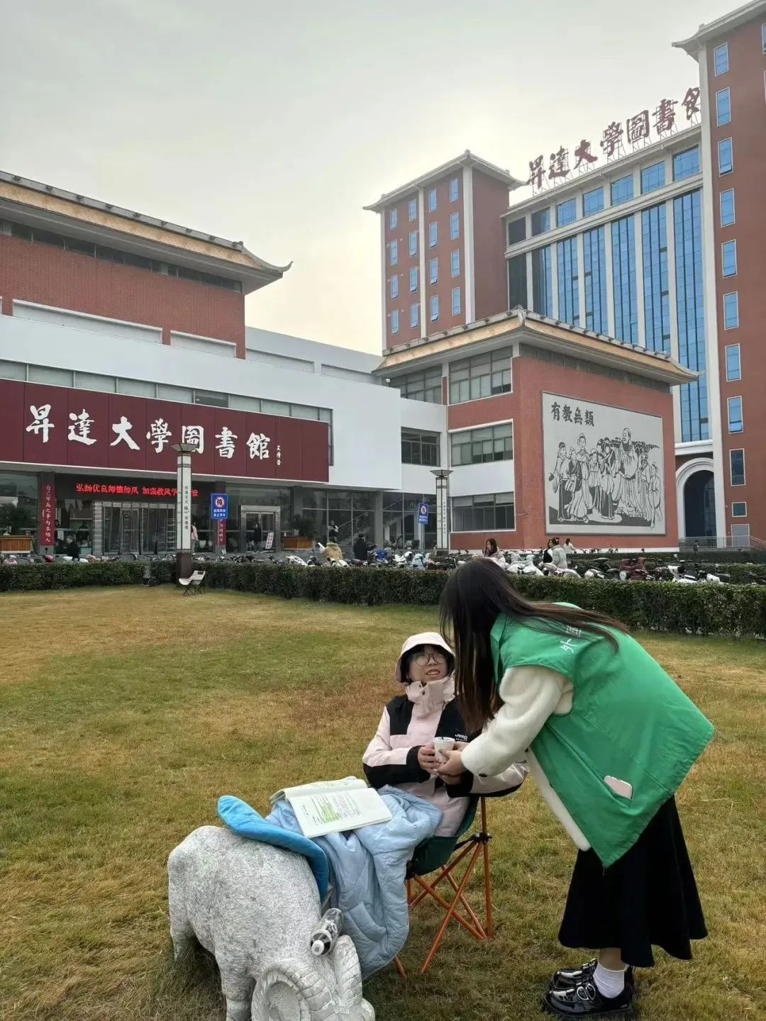 大学生深夜走出图书馆被“围堵”,网友:“我是真的会哭” 大学生深夜走出图书馆被“围堵”,网友:“我是真的会哭”