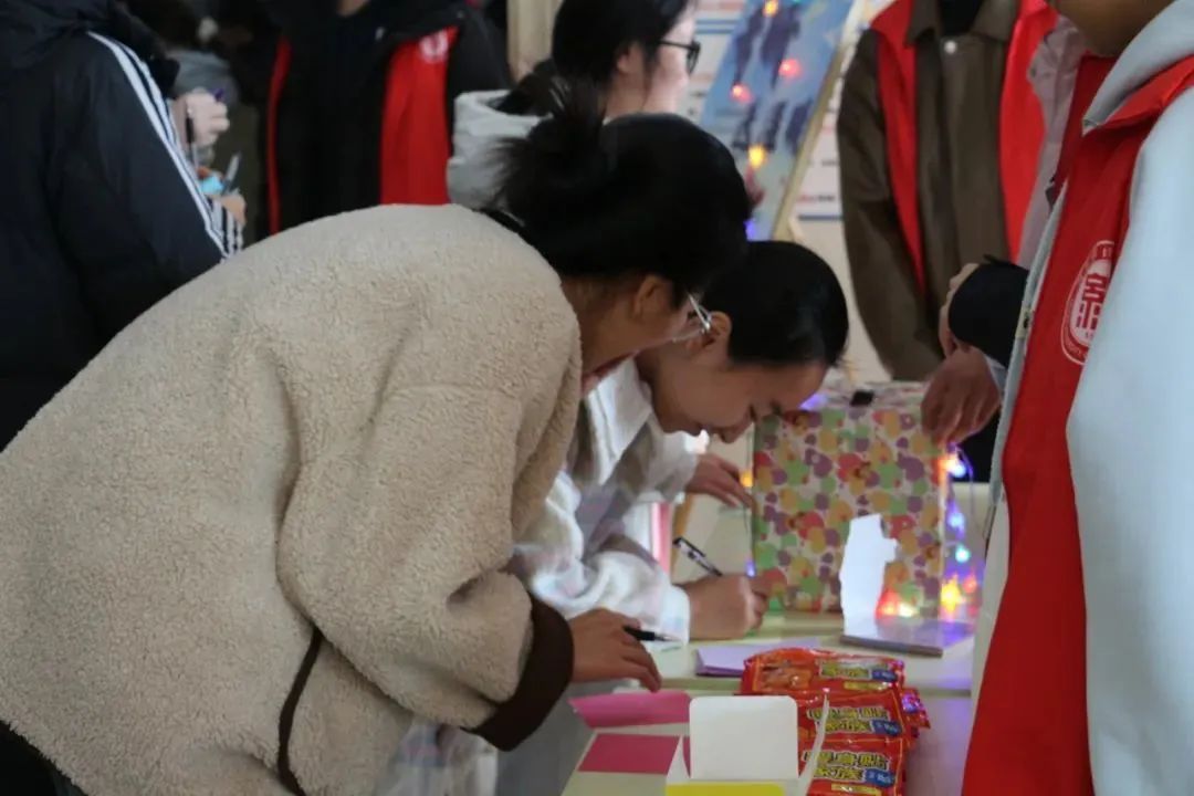 大学生深夜走出图书馆被“围堵”,网友:“我是真的会哭” 大学生深夜走出图书馆被“围堵”,网友:“我是真的会哭”