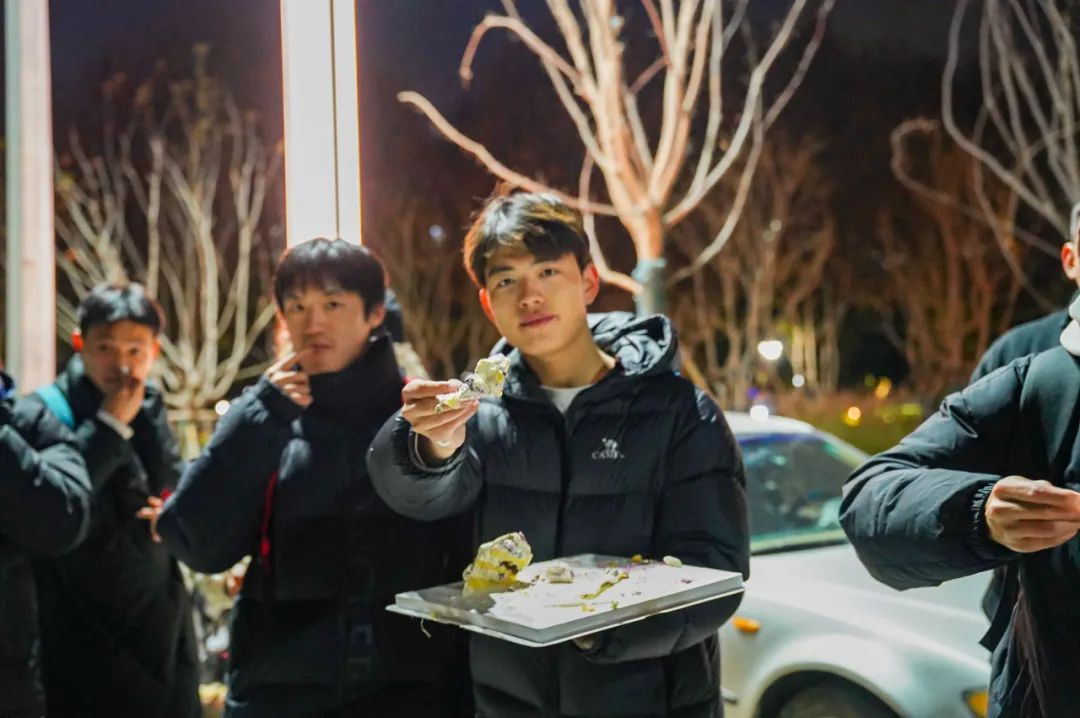 大学生深夜走出图书馆被“围堵”,网友:“我是真的会哭” 大学生深夜走出图书馆被“围堵”,网友:“我是真的会哭”