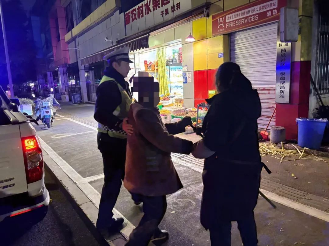 惊险！迷路老人走进三环主道 交警暖心护送阖家团圆