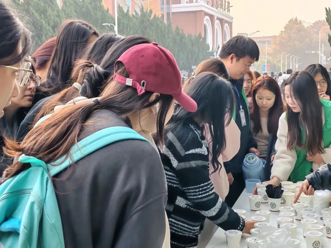 大学生深夜走出图书馆被“围堵”,网友:“我是真的会哭” 大学生深夜走出图书馆被“围堵”,网友:“我是真的会哭”