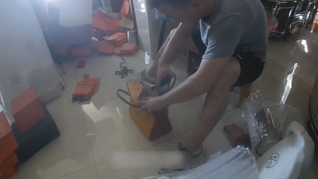 为追求包具“品质” 制假团伙竟报班学习鉴定技术? 为追求包具“品质” 制假团伙竟报班学习鉴定技术?