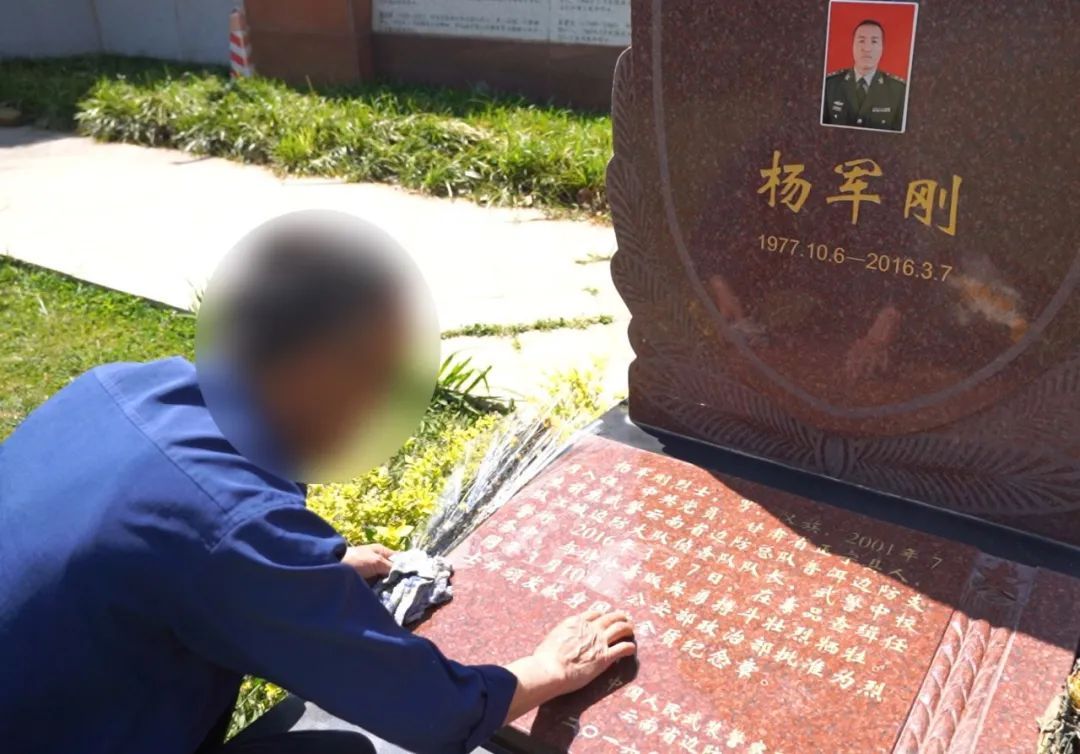 “每天每刻都想你” 烈士父亲千里赴祭 墓前哭成泪人 “每天每刻都想你” 烈士父亲千里赴祭 墓前哭成泪人