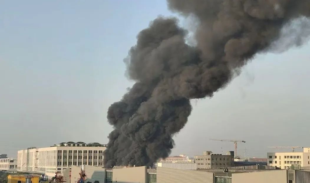 突发!上海一单位发生火灾,现场浓烟滚滚,消防通报 突发!上海一单位发生火灾,现场浓烟滚滚,消防通报