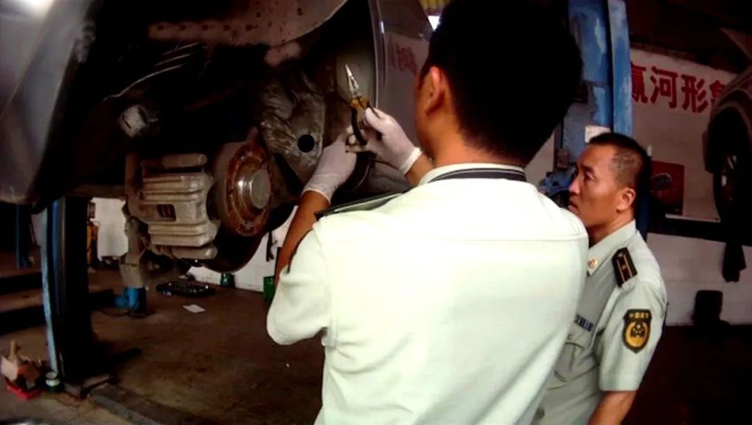 “每天每刻都想你” 烈士父亲千里赴祭 墓前哭成泪人 “每天每刻都想你” 烈士父亲千里赴祭 墓前哭成泪人