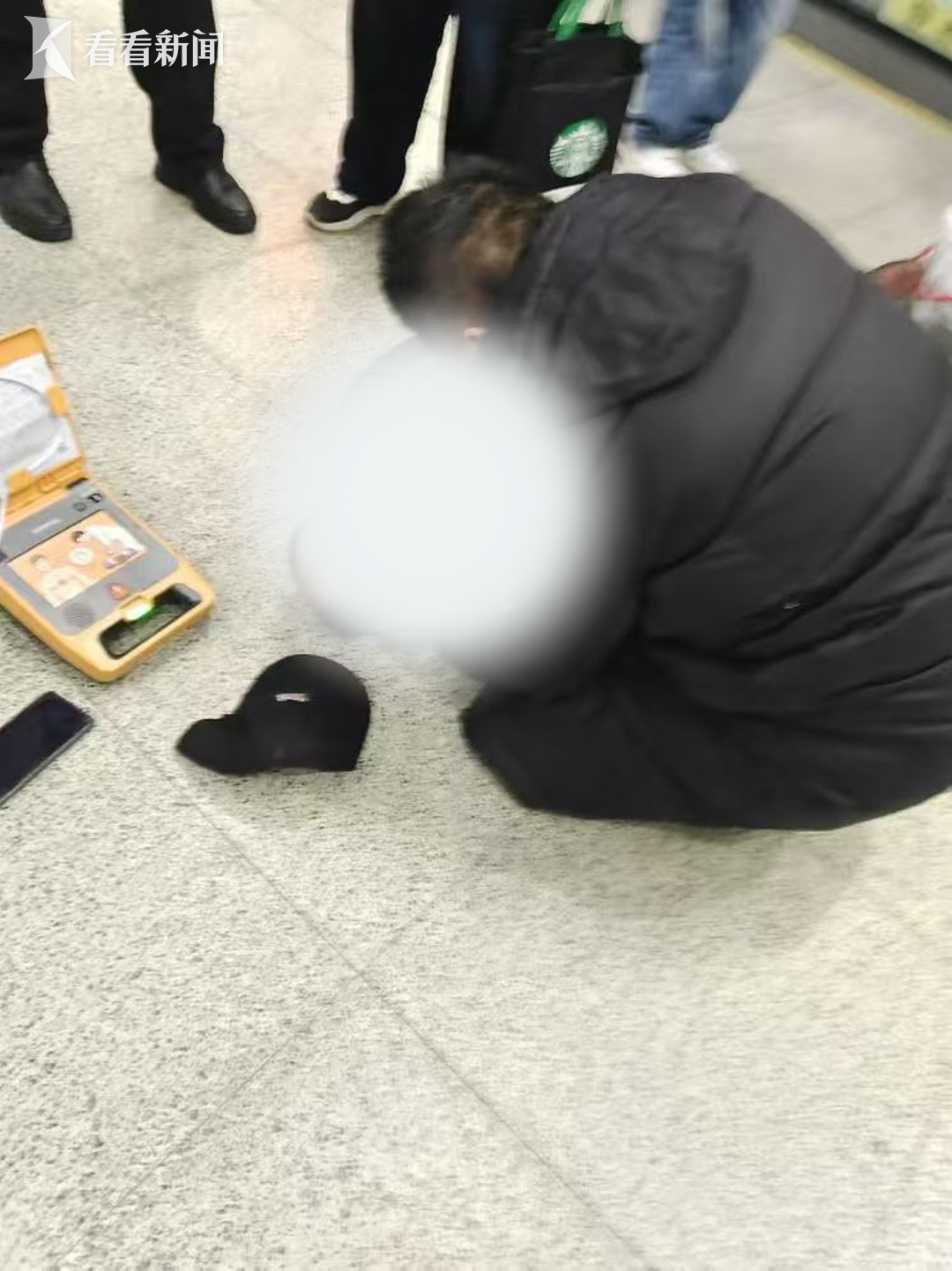 早高峰,上海一地铁站有人突然晕倒,命悬一线!工作人员紧急施救 早高峰,上海一地铁站有人突然晕倒,命悬一线!工作人员紧急施救