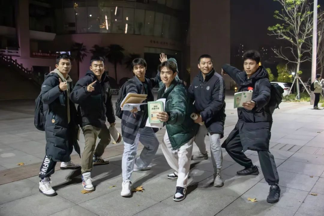 大学生深夜走出图书馆被“围堵”,网友:“我是真的会哭” 大学生深夜走出图书馆被“围堵”,网友:“我是真的会哭”