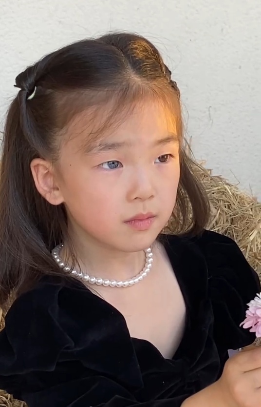 上饶6岁女孩天生异瞳，母亲曾担心会被同学笑话：人缘挺好，大家喜欢她