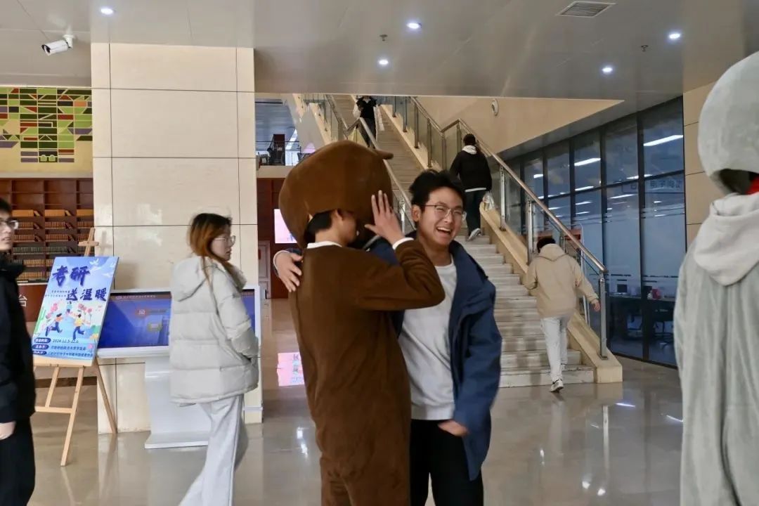 大学生深夜走出图书馆被“围堵”,网友:“我是真的会哭” 大学生深夜走出图书馆被“围堵”,网友:“我是真的会哭”