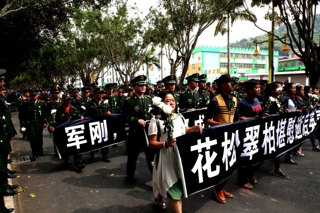 “每天每刻都想你” 烈士父亲千里赴祭 墓前哭成泪人 “每天每刻都想你” 烈士父亲千里赴祭 墓前哭成泪人