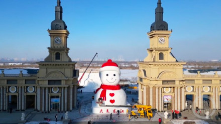红帽子红围脖红钮扣，哈尔滨“网红大雪人”来了