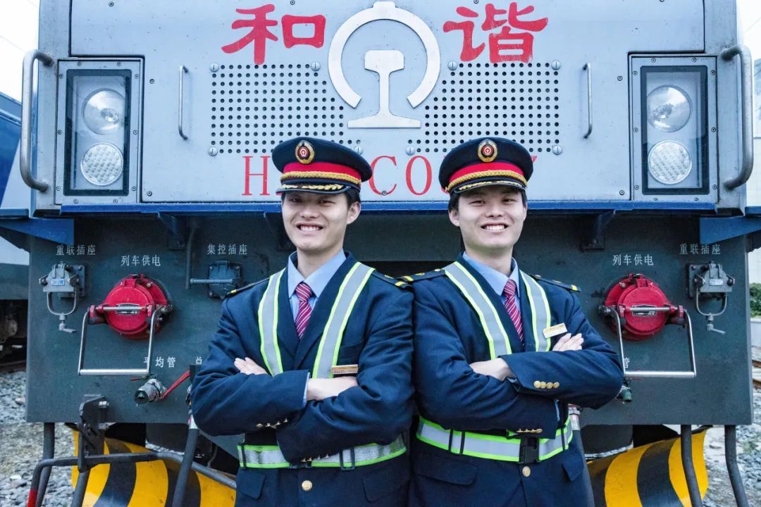 双胞胎兄弟俩，开上同一列火车！