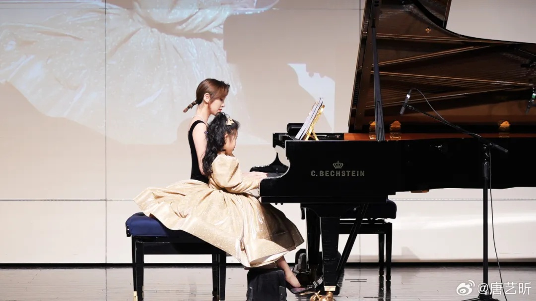 37岁唐艺昕晒4岁女儿钢琴演出照！网友：侧脸太像张若昀