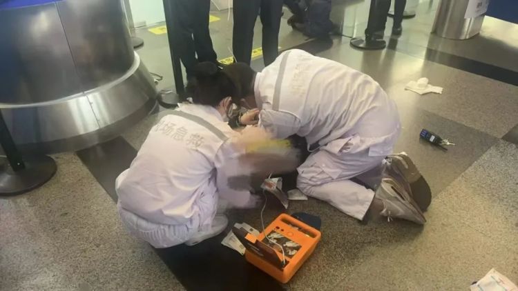 惊心动魄!事发厦门高崎机场,一男子突发心脏骤停倒地 惊心动魄!事发厦门高崎机场,一男子突发心脏骤停倒地