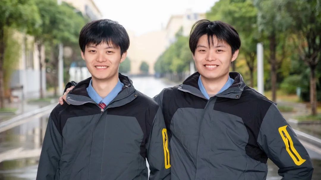 双胞胎兄弟俩，开上同一列火车！