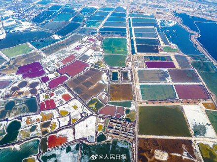 山西运城：盐湖五彩斑斓宛如大地调色板