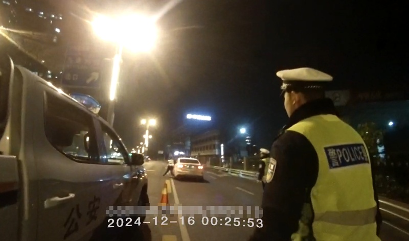 已被刑拘！成都一男子醉驾冲卡致民警受伤