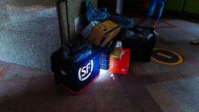 收到快递后有人家里出现蟑螂，有人开始上吐下泻，快递盒可能远比你想象的脏!