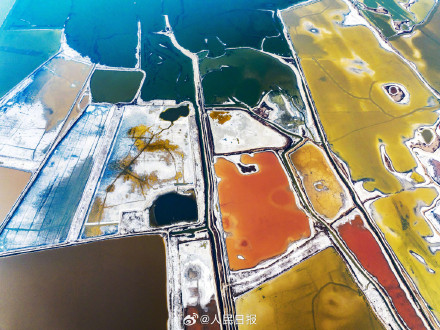 山西运城：盐湖五彩斑斓宛如大地调色板