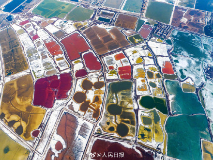 山西运城：盐湖五彩斑斓宛如大地调色板