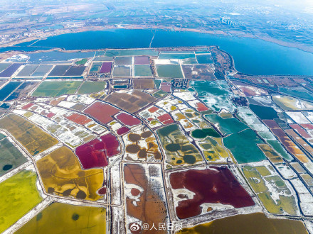 山西运城：盐湖五彩斑斓宛如大地调色板