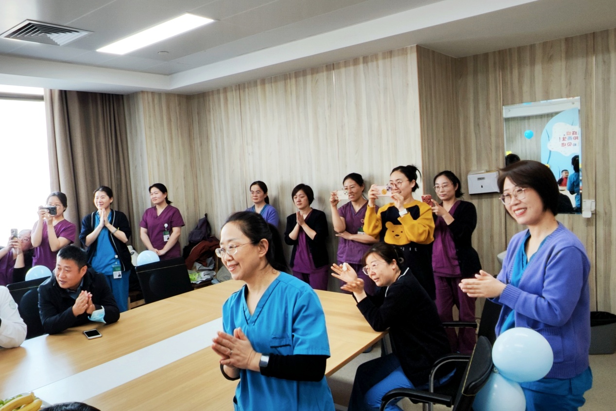 极早早产儿双胞胎与医护人员共度六周岁生日