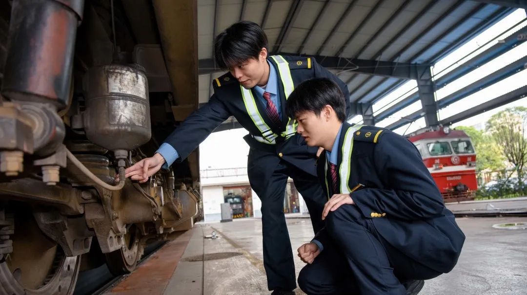 双胞胎兄弟俩，开上同一列火车！