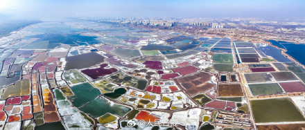 山西运城：盐湖五彩斑斓宛如大地调色板