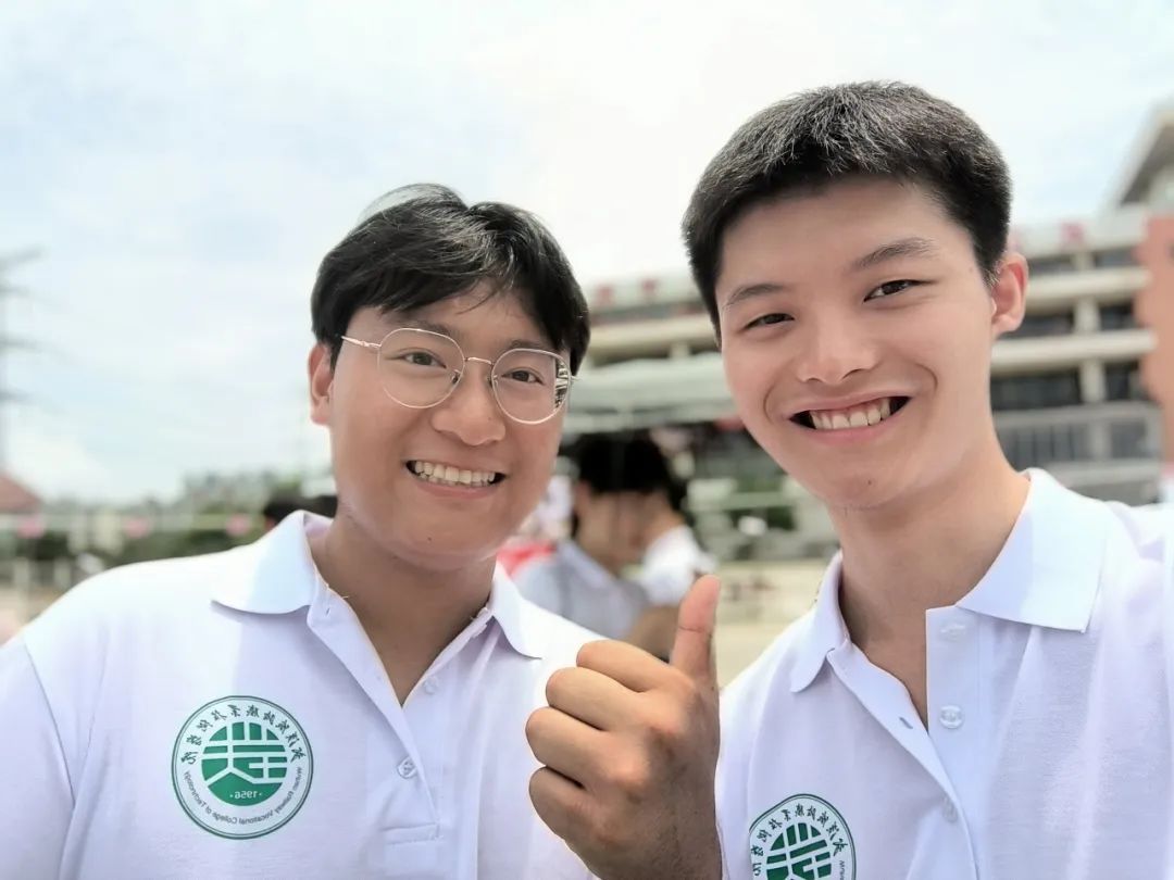 双胞胎兄弟俩，开上同一列火车！