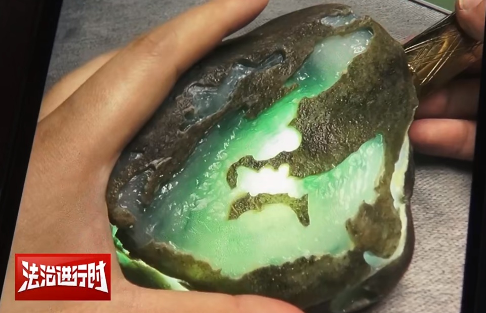 女子花368888元“赌石”,开出手镯珠串后却想退款!法院:不予支持 女子花368888元“赌石”,开出手镯珠串后却想退款!法院:不予支持