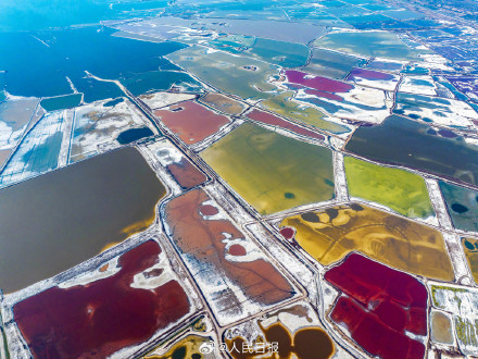 山西运城：盐湖五彩斑斓宛如大地调色板