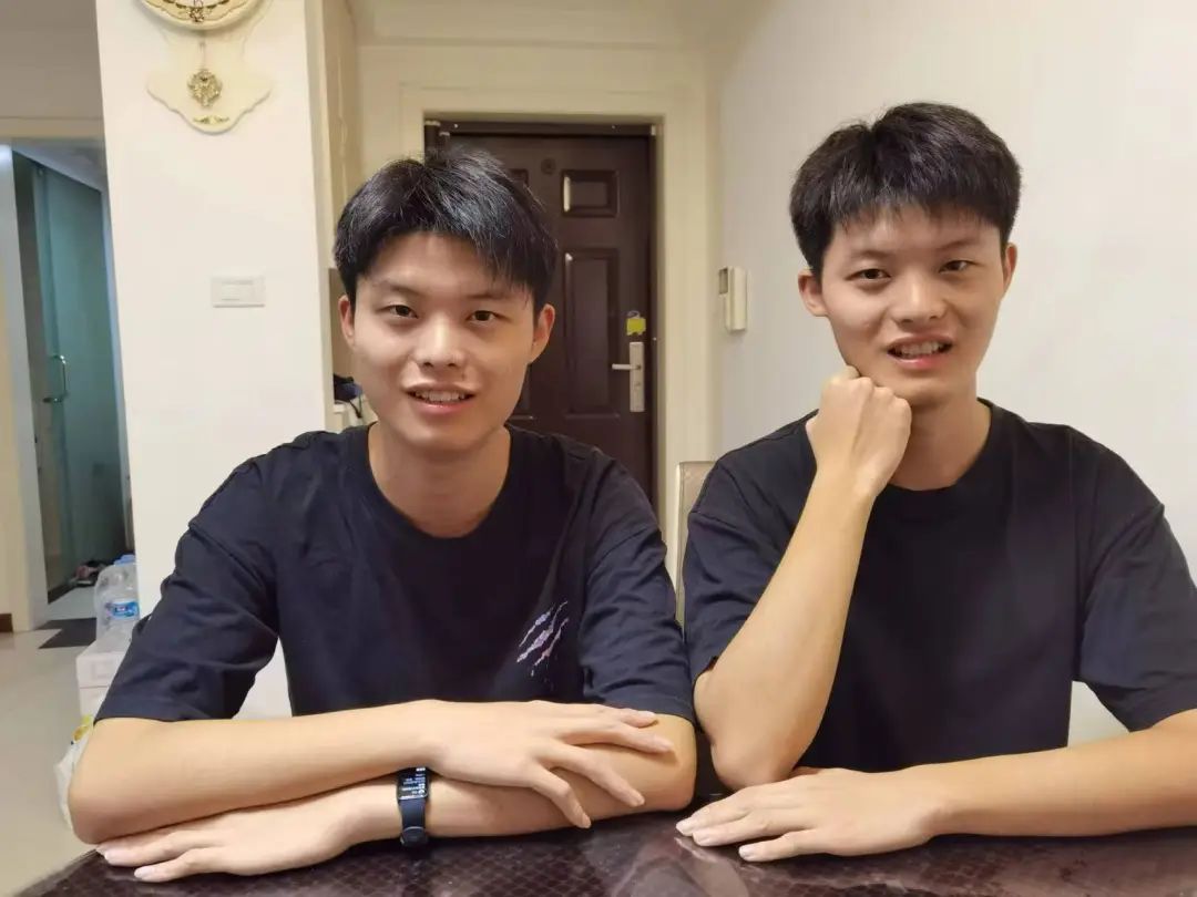 双胞胎兄弟俩，开上同一列火车！