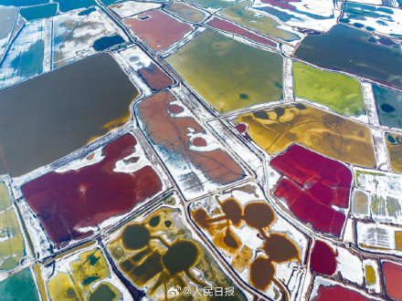 山西运城：盐湖五彩斑斓宛如大地调色板
