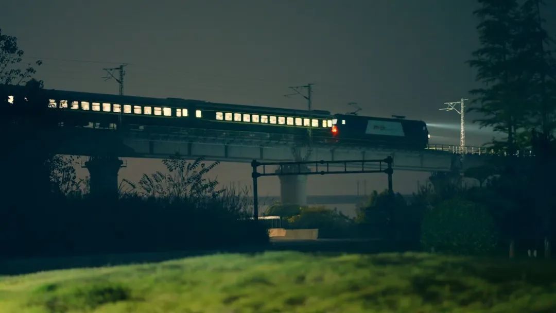 双胞胎兄弟俩，开上同一列火车！