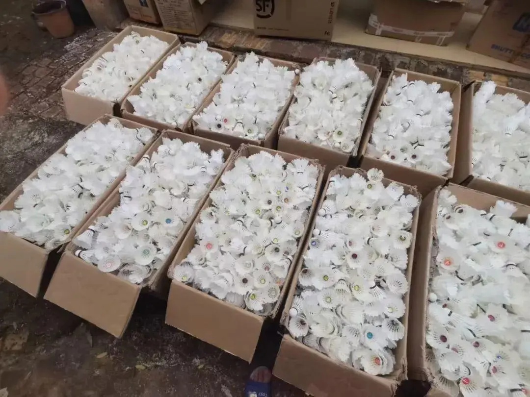 二手羽毛球变“一手羽绒服” 二手羽毛球变“一手羽绒服”