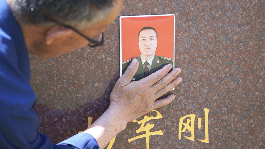 泪目！缉毒烈士父亲跨越千里的祭奠