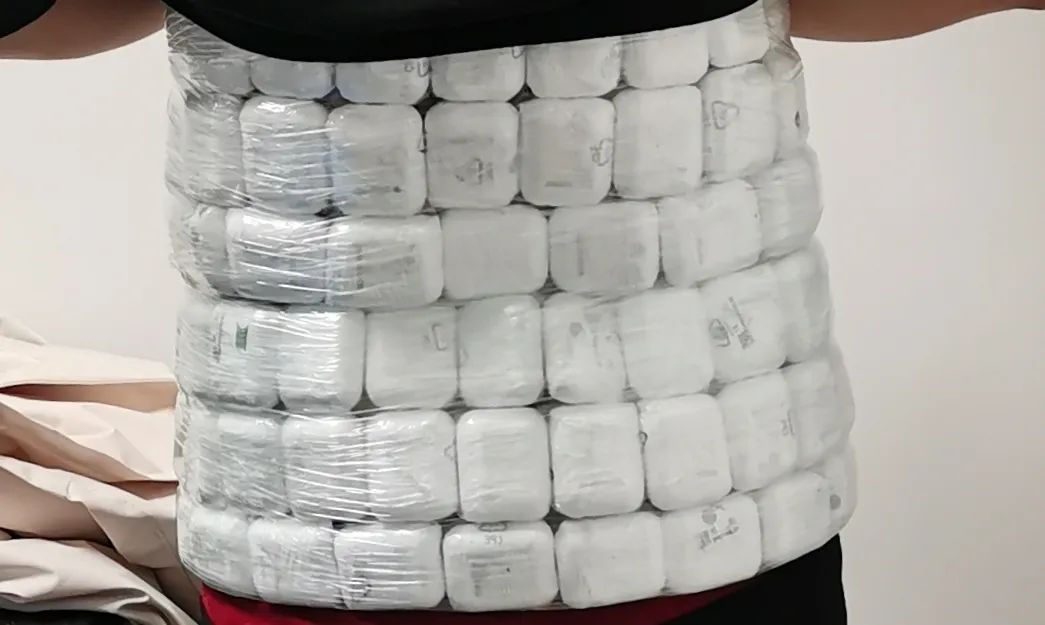 男子神色紧张，掀起衣服露出100块“腹肌”？