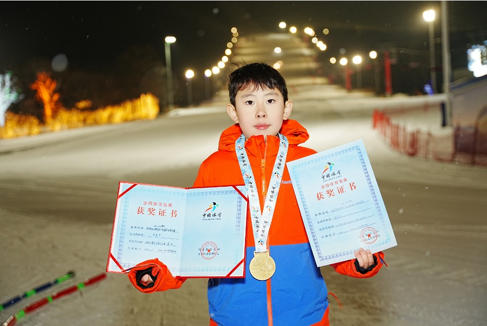9岁学滑雪，11岁拿全国冠军！小孩哥，厉害了！