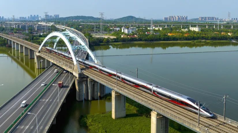 双胞胎兄弟俩，开上同一列火车！