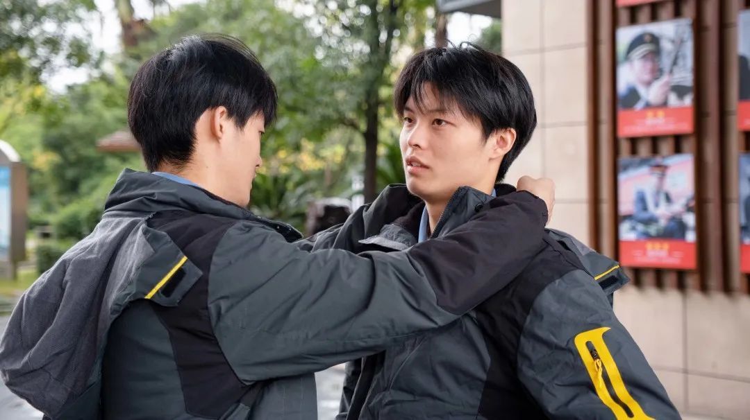 双胞胎兄弟俩，开上同一列火车！