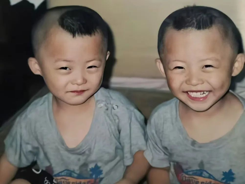 双胞胎兄弟俩，开上同一列火车！