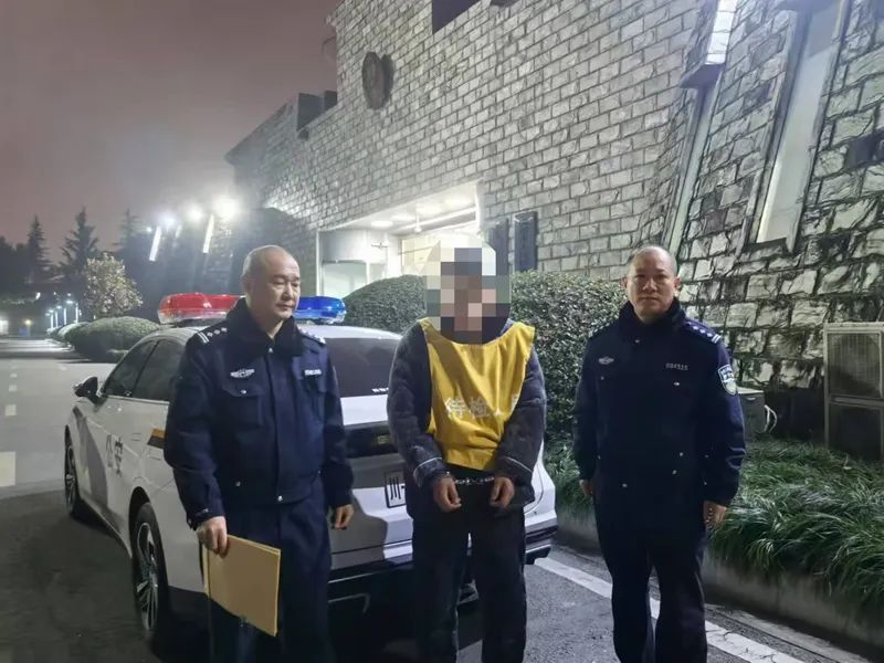 已被刑拘！成都一男子醉驾冲卡致民警受伤