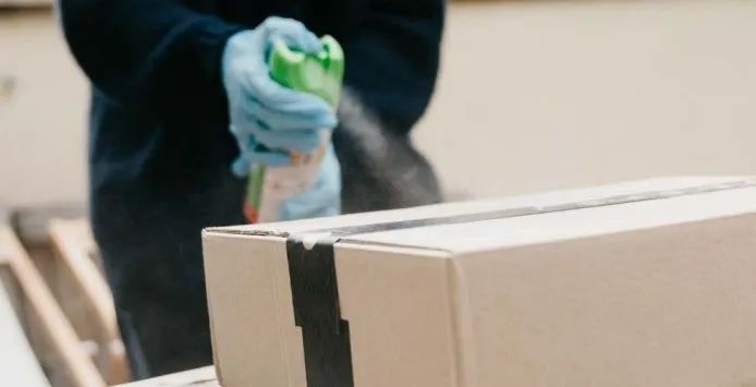 收到快递后有人家里出现蟑螂，有人开始上吐下泻，快递盒可能远比你想象的脏!